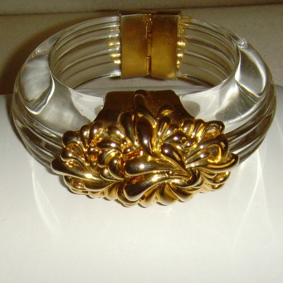 Inna Cytrine Paris Vintage Clear Lucite and Gold Tone Swirl Bangle Bracelet - Picture 2 of 13